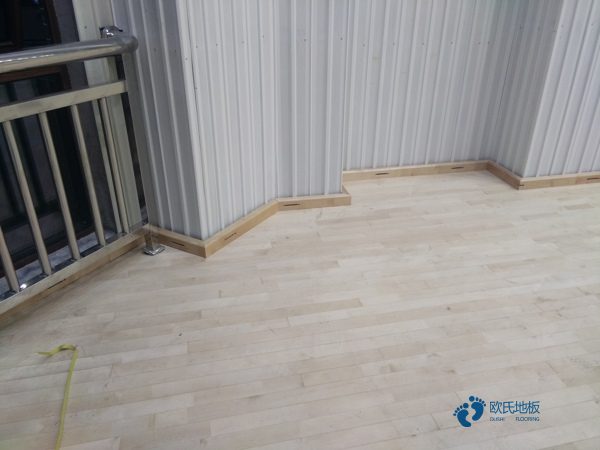 如何翻新羽毛球館運(yùn)動(dòng)木地板？